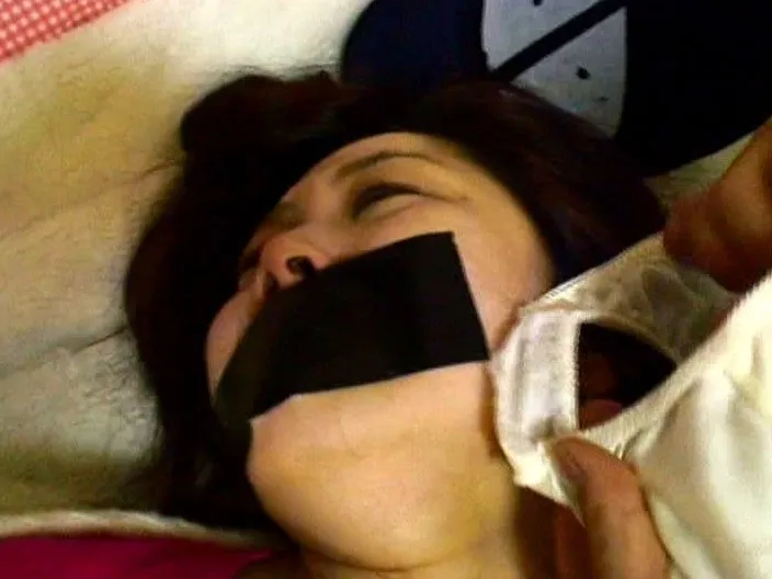 テープギャグの女性